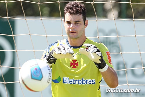 Outro goleiro marcado pelo rebaixamento do time no Campeonato Brasileiro de 2013, Alessandro esteve em campo também em 2012.
