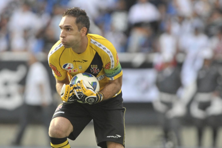 Fernando Prass: no fim de 2012, o goleiro Fernando Prass, na época um dos ídolos da torcida cruz-maltina, entrou na Justiça contra o Vasco da Gama solicitando sua liberação. O jogador, que em seguida acabou assinando com o Palmeiras, alegou três meses de salários atrasados.