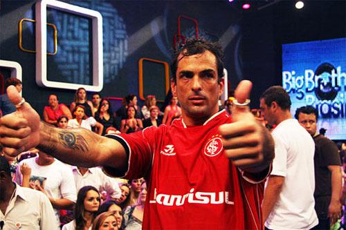 O participante Marcelo Dourado conquistou o BBB 10 com seu estilo "sincerão". Ao vencer o reality, ele vestiu a camisa do Internacional e mostrou seu amor pelo clube.