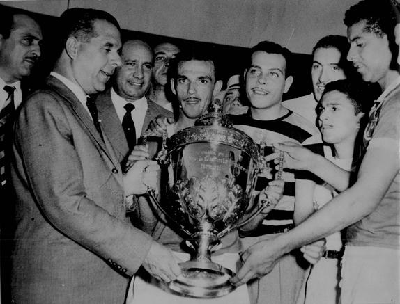 Reconhecida no meio do futebol como a primeira competição mundial entre clubes, a Copa Rio de 1951 foi disputada por Palmeiras, Vasco, Nacional-URU, Sporting, Áustria Viena, Estrela Vermelha, Nice e Juventus. O Verdão passou pela fase de grupos, venceu o Vasco e sagrou-se campeão contra a Juventus, no Maracanã, ganhando o primeiro jogo por 1 a 0 e empatando em 2 a 2 o segundo. A legitimidade do torneio é questionada pelos torcedores rivais. A Fifa, de tempos em tempos, se contradiz sobre o peso da Copa Rio de 51.