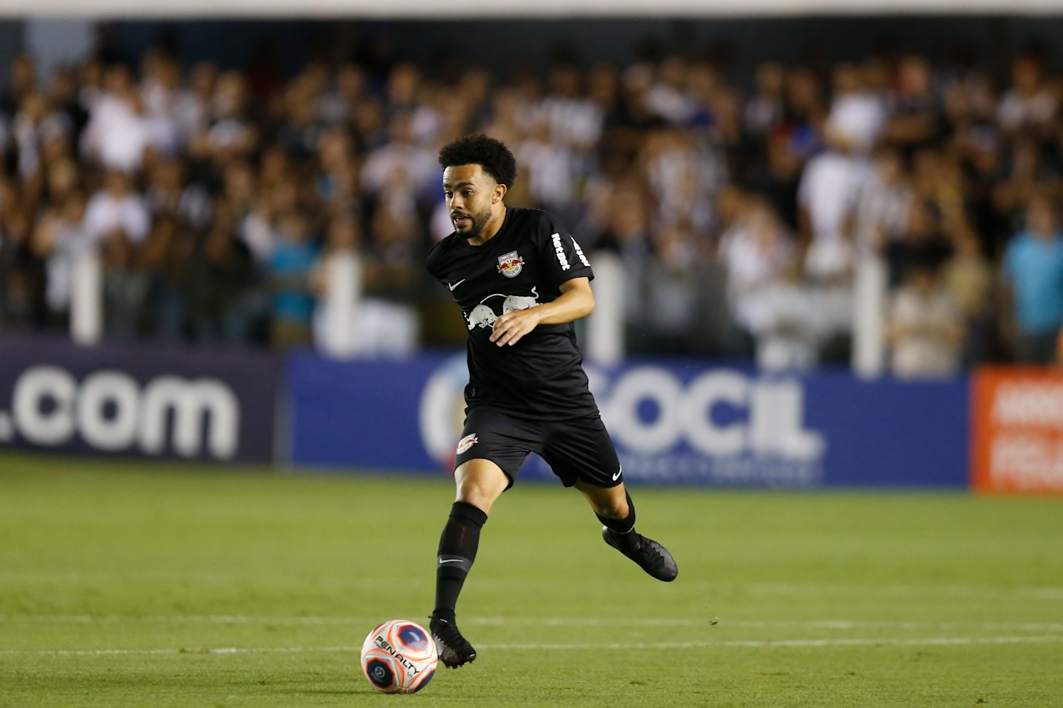 ESQUENTOU - Assim que o jogo do Grêmio com o Bragantino acabou, o técnico Renato Gaúcho entrou no gramado da Arena e procurou o atacante Claudinho, que vive um bom momento com a camisa do Massa Bruta.