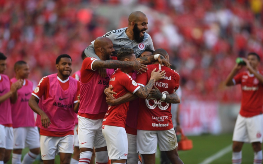 Os jogadores e a diretoria do Internacional chegaram a um consenso em relação à renegociação salarial pelo período de crise econômica em decorrência do coronavírus. A informação foi confirmada pelo clube em nota oficial e não passou qualquer informação referente aos percentuais de reajuste que foram combinados.