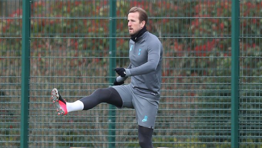 ESQUENTOU - O atacante Harry Kane não compareceu ao treino do Tottenham pelo segundo dia consecutivo. No entanto, segundo o "Daily Mail", há a expectativa para que o centroavante volte a trabalhar sob comando do técnico Nuno Espírito Santo ainda nesta semana. O jogador está forçando uma saída a qualquer custo dos Spurs nesta janela de transferências. O Manchester City é o principal interessado na chegada do artilheiro, mas vê a operação inviável do ponto de vista econômico por conta da pedida de Daniel Levy, mandatário do clube.