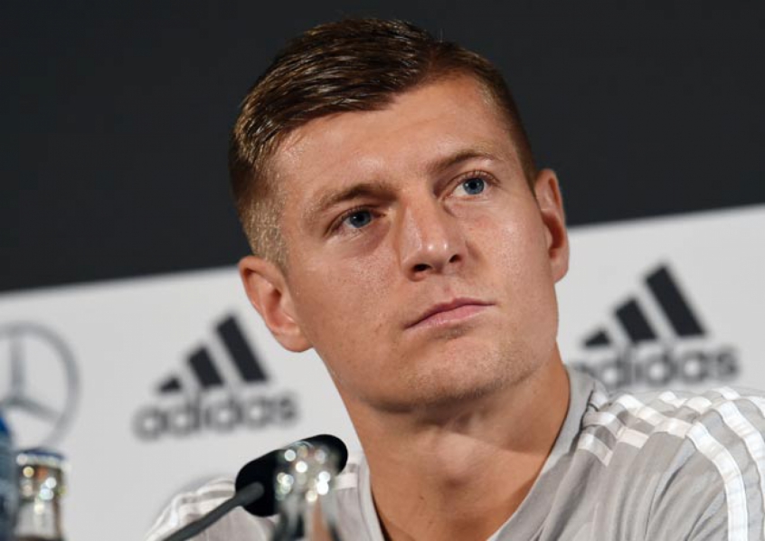 Toni Kroos, do Real Madrid, deu algumas declarações polêmicas à rádio “SWR Sport”. O meio-campista disse que reduzir o salário dos jogadores seria o mesmo que fazer uma doação aos cofres da equipe e que prefere que cada jogador decida o que fazer com o dinheiro para ajudar a sociedade. Ele é contra a redução salarial.