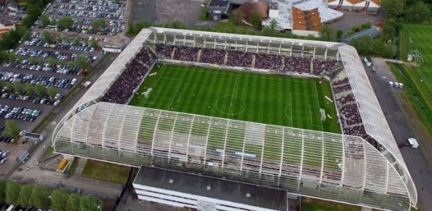 O Estádio de la Licorne, casa do Amiens, da França, tem uma estrutura com uma material todo transparente.
