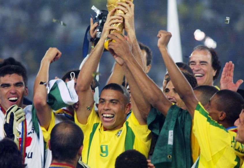 Há quase 18 anos, o Brasil vencia a Alemanha por 2 a 0 no Estádio Yokohama, no Japão, e era campeão mundial pela quinta vez. O LANCE! entrou no clima de nostalgia e, como se a partida fosse hoje, avaliou as atuações da Seleção Brasileira no jogo decisivo da Copa de Mundo de 2002 - reprisado neste domingo pela Rede Globo. Por João Vítor Castanheira: