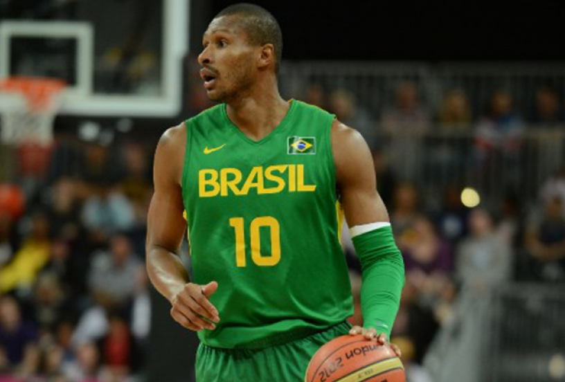 O jogador de basquete Leandrinho doou seus tênis da Seleção autografados em prol da causa.