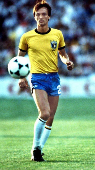 1986 - Leandro cortado da Copa: durante a preparação para o Mundial de 1986, Renato Gaúcho teria fugido da concentração, retornado após o horário estabelecido pelo treinador e levado alguns companheiros para a farra. Um desses companheiros teria sido Leandro, lateral direito do Flamengo. Telê cortou apenas Renato e, em solidariedade ao companheiro de equipe, Leandro não se apresentou no aeroporto, ficando fora da disputa do Mundial do México. 