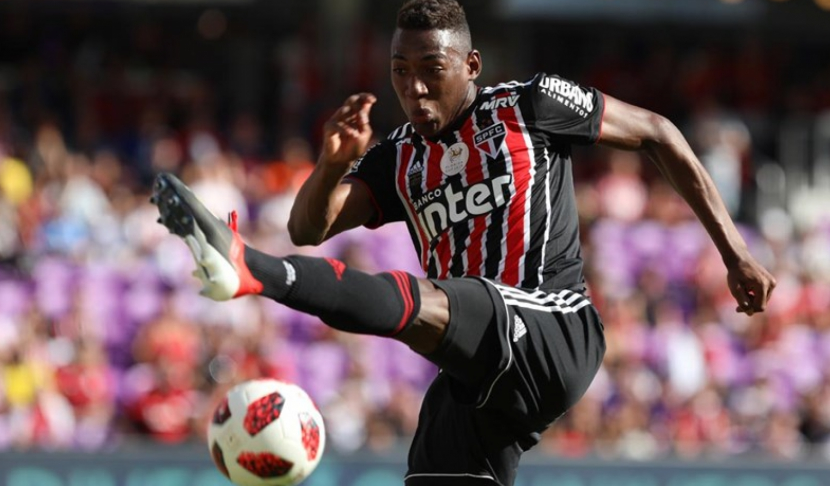 Léo - o zagueiro do São Paulo vem sendo destaque na temporada e sentiu incômodo muscular. 