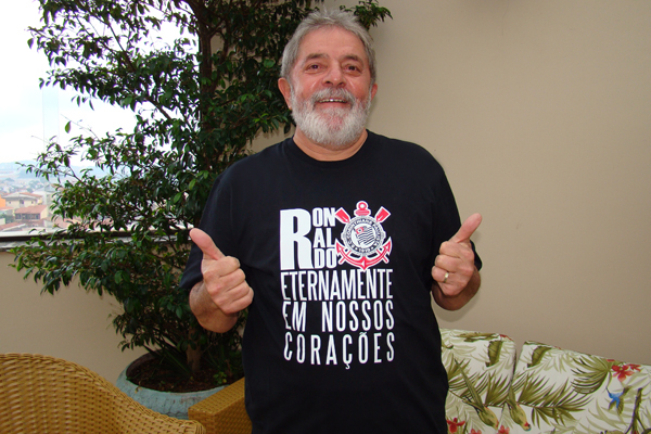 LULA - Ex-presidente da República, Luiz Inácio da Silva é torcedor declarado do Corinthians e também apontado como simpatizante do Vasco. 