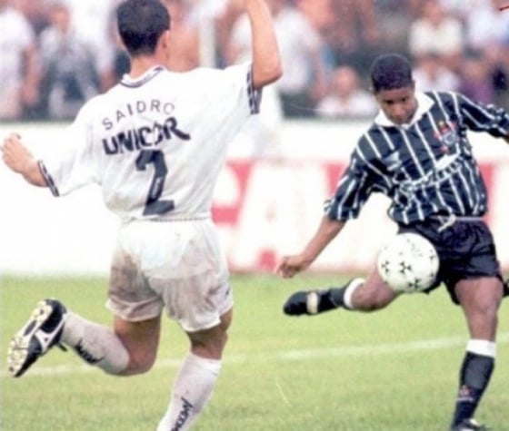 Marcelinho Carioca - Santos 2 x 2 Corinthians - 1996 - Aos 21 minutos do segundo tempo, Tupãzinho recebeu pelo meio, entregou para o camisa 7 na meia-lua, que surpreendeu o zagueiro Ronaldo Marconato com o um lençol e arrematou, sem deixar a bola cair, no canto esquerdo do goleiro Edinho.