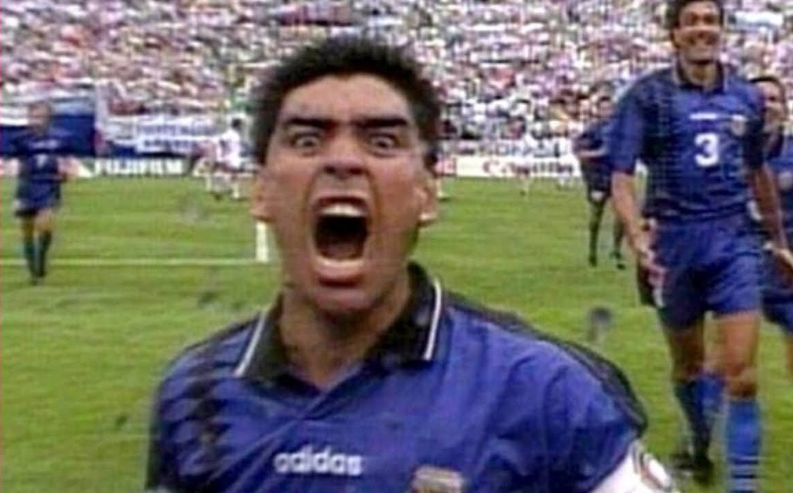 A Argentina começou avassaladora o Mundial, com direito a Maradona marcar um golaço e ir para as câmeras extravasar sua emoção na goleada por 4 a 0 diante da Grécia. Porém, logo após o triunfo por 2 a 1 sobre a Nigéria, veio a ducha de água fria: o camisa 10 foi flagrado no exame antidoping e teve sua participação no Mundial encerrada.