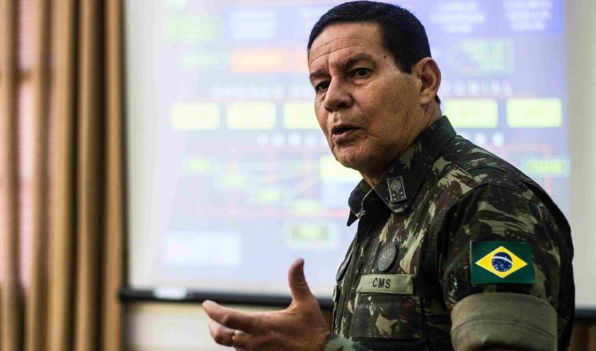 HAMILTON MOURÃO - Vice-presidente da República, o general da reserva do exército brasileiro é torcedor do Flamengo.