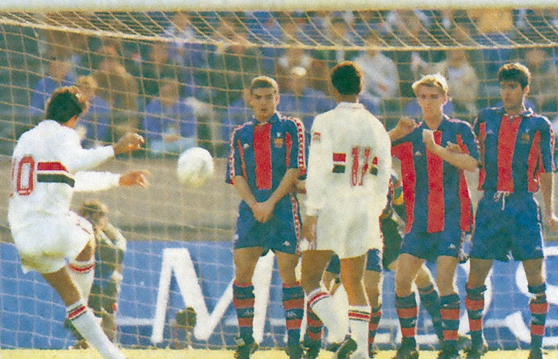 A Band exibirá no domingo, a partir das 14h, o jogo que deu ao São Paulo o seu primeiro título mundial: vitória por 2 a 1 sobre o Barcelona, em Tóquio, dia 13 de dezembro de 1992. O Barça, à época comandado por Johan Cruyff, ganhara o apelido de "Dream Team" após ser bicampeão espanhol e campeão europeu. O Tricolor mostrava-se uma máquina com Telê Santana. Compare a seguir as duas escalações.