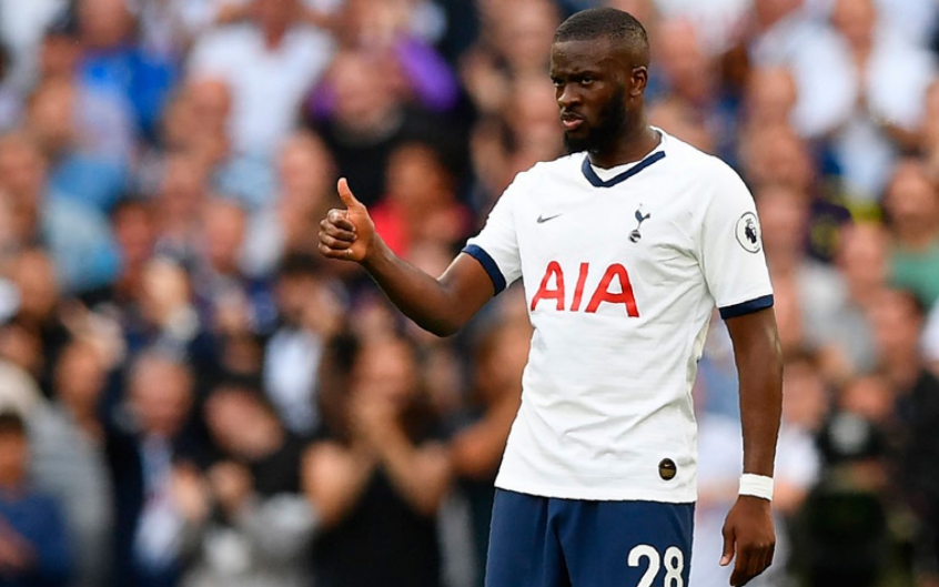 NEGOCIANDO - O Lyon está próximo da contratação do meia Tanguy Ndombélé, do Tottenham, segundo a "RMC Sport". O atleta chegará cedido por empréstimo até o fim da temporada com opção de compra. O jogador estava na mira do Paris Saint-Germain, mas as conversas com a equipe de Mauricio Pochettino se esfriaram nos último dias. O clube comandado por Peter Bosz decidiu repatriar Ndombélé, que havia saído da equipe em 2019.