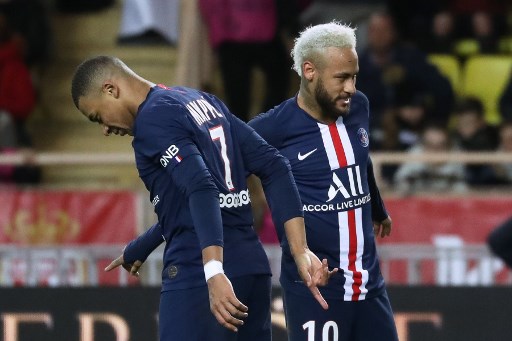 Na primeira fase , o Paris Saint-Germain ficou à frente do maior campeão da história do torneio, o Real Madrid. Com 16 pontos, e sem perder para o rival merengue, o time parisiense terminou na liderança do Grupo A, contra o Real, Club Brugge e Galatasaray. Nas oitavas, a equipe perdeu para o Borussia Dortmund, na Alemanha, por 2 a 1, mas conseguiu reverter o placar no Parque dos Príncipes, e se classificou ao vencer por 2 a 0. 