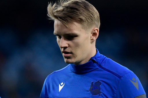 FECHADO - O meio-campista Martin Odegaard está voltando ao Real Madrid para a próxima temporada. O jogador de 21 anos, que fez uma excelente temporada pela Real Sociedad, estava emprestado ao clube do País Basco, mas, a pedido de Zidane, retornará ao clube merengue.