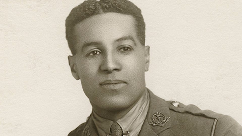 O inglês Walter Tull, que passou por Tottenham e Northampton, teve de largar a carreira nos gramados para ser soldado das Forças Armadas Britânicas durante a Primeira Guerra Mundial. Ele se tornou o primeiro oficial negro da história do exército do país e morreu baleado durante um confronto, em 1918, aos 29 anos.