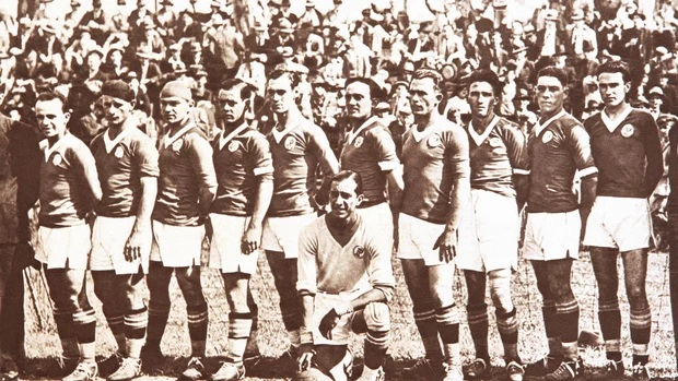 Em 11 de dezembro de 1932, também teve 8 a 0 em clássico. A vítima foi o Santos, no antigo Estádio da Ponte Grande, na capital, pelo Paulista, levando dois de Romeu Pellicciari e dois de Imparato, com Lara, Sandro, Avelino e Goliardo completando o placar.