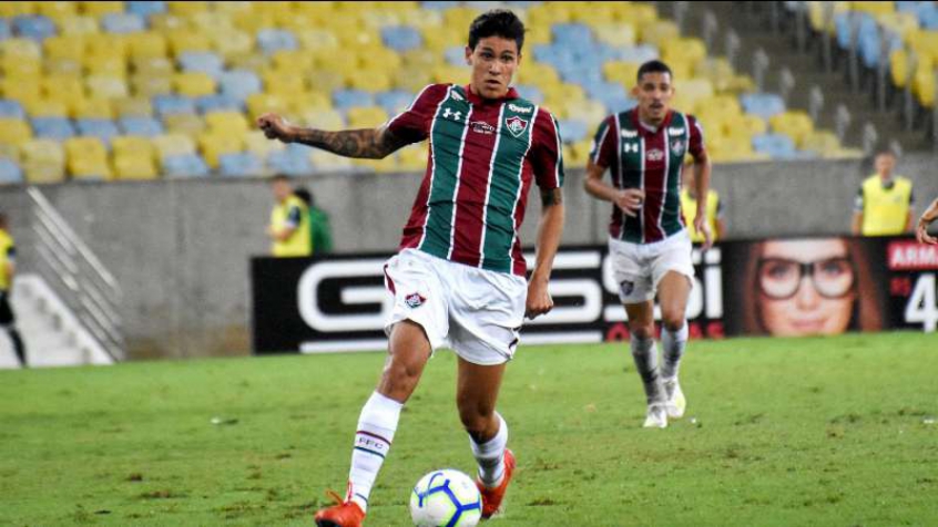 O atacante Pedro, atualmente no Flamengo, entrou com ação na Justiça cobrando mais de R$ 2 milhões do Fluminense, seu ex-clube.