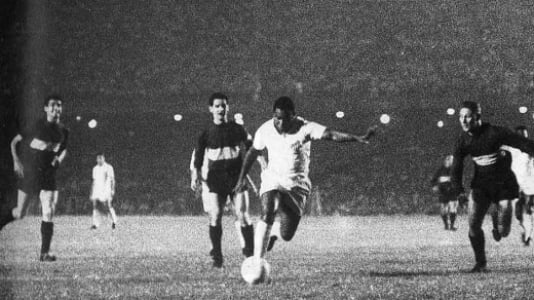 Boca Juniors 1 x 2 Santos - Final Copa Libertadores 1963 - O grande gol do Rei que calou La Bombonera. Em jogo nervoso, o Santos começou perdendo, empatou com Coutinho Pelé deu o título ao Peixe.
