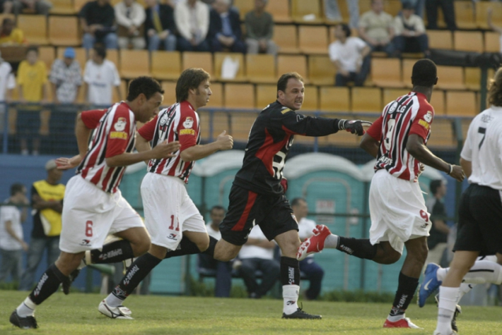 2005 - Corinthians 1 x 5 São Paulo - A maior goleada do Tricolor em cima do rival no século foi no Pacaembu, pelo Brasileiro de 2005. Gols de Rogério Ceni, Luizão (2), Cicinho e Danilo.