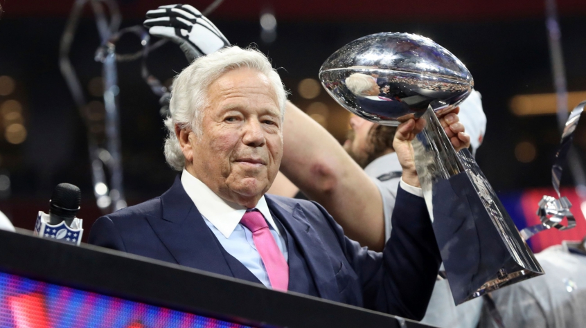 O empresário Robert Kraft, dono do New England Patriots, franquia de futebol americano da NFL, enviou o avião oficial do time para a China para comprar 1.2 milhão de máscaras para ajudar oficiais de saúde durante o tratamento da COVID-19 no estado de Massachussets, nos Estados Unidos.