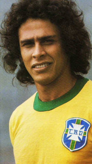 ROBERTO DINAMITE estendeu seu arsenal à Seleção Brasileira. O artilheiro marcou 20 vezes com a amarelinha. Os mais emblemáticos vieram na Copa de 1978: ele fez o gol da vitória por 1 a 0 sobre a Áustria, que classificou o escrete para a fase seguinte. Também anotou dois no 3 a 1 diante da Polônia, mas o time de Cláudio Coutinho perdeu a vaga para a Argentina no saldo de gols.