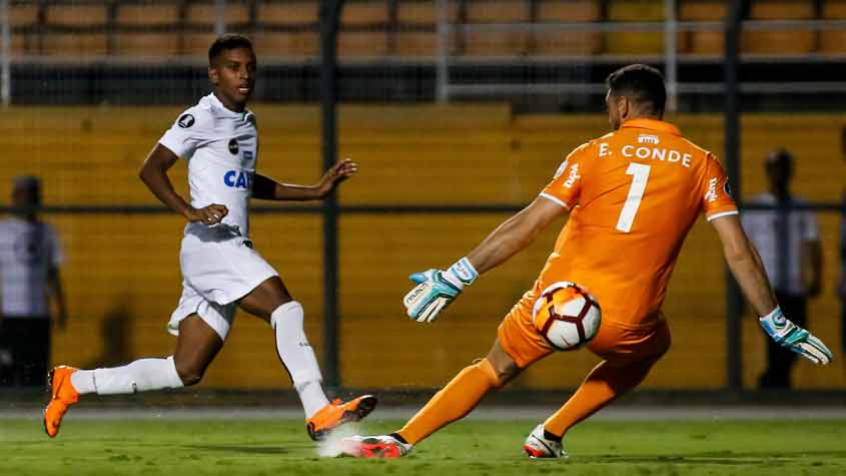 Rodrygo, atacante que ficou conhecido como Rayo no Santos, estreou no Peixe em 2017, com 16 anos. Hoje, faz parte do elenco do Real Madrid, além de convocado para a Seleção.