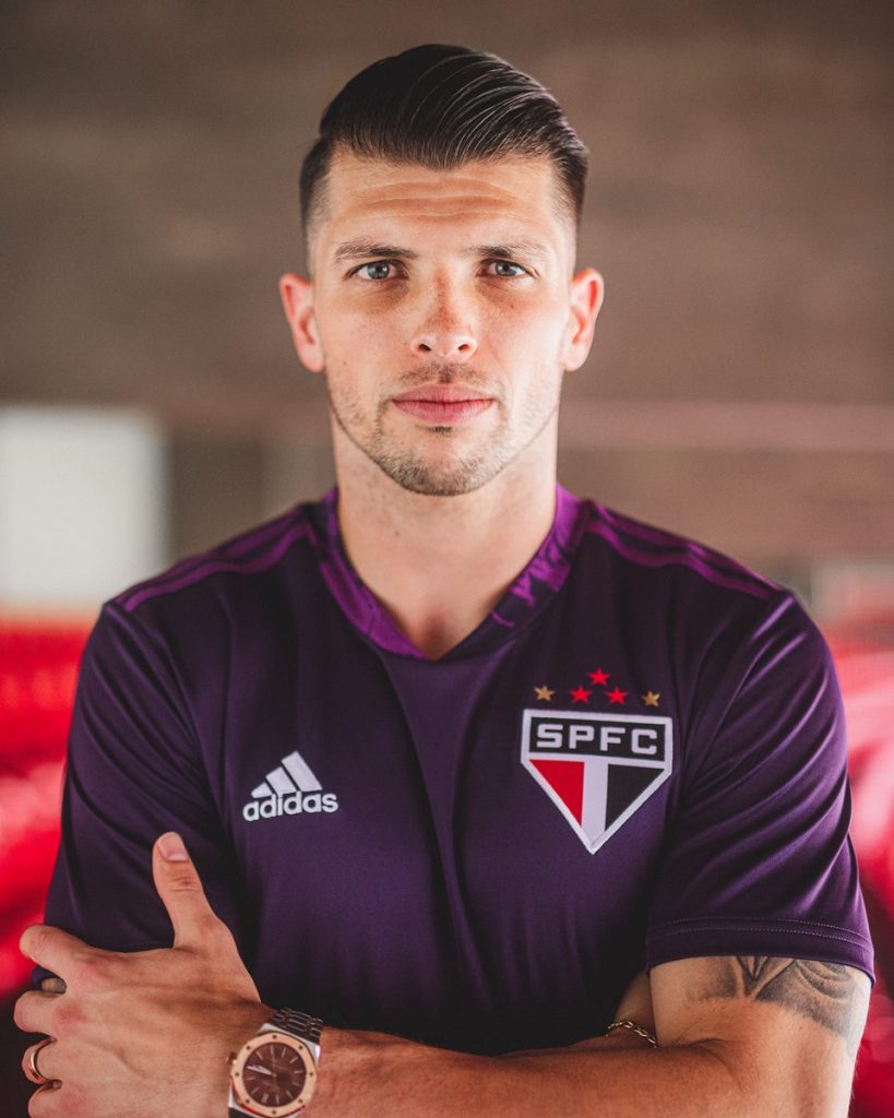 TIAGO VOLPI - São Paulo (C$ 16,30) - Depois de duas partidas consecutivas sem sofrer gol, pode fazer valer o investimento atuando contra a lanterna Chapecoense, mesmo fora de casa. O time catarinense cedeu pelo menos três defesas para os goleiros rivais em quatro das ultimas cinco partidas como mandante.