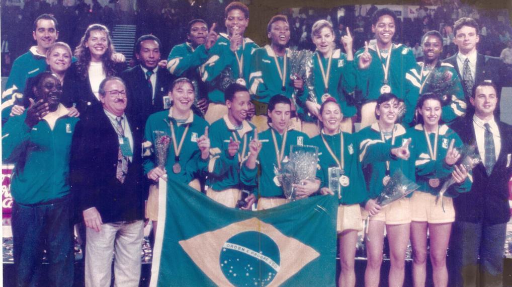 Com grandes atuações de Hortência, Magic Paula, Janeth e Leila, a Seleção feminina de basquete derrotou a China por 96 a 87 e conquistou seu primeiro Mundial.