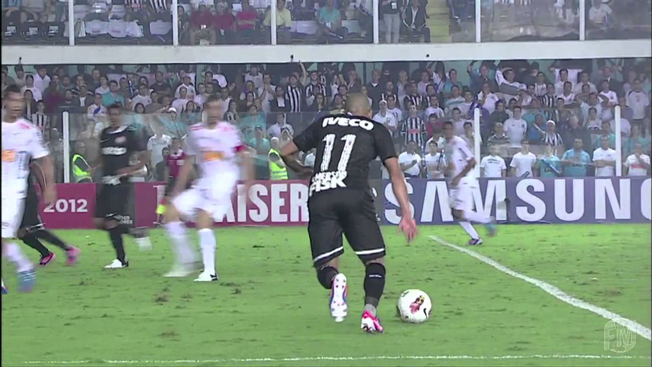 Emerson Sheik - Santos 0 x 1 Corinthians - 2012 - O jogo estava parelho nas semifinais da Libertadores. Até que, em plena Vila Belmiro, Sheik recebeu no bico da área e chutou no ângulo de Rafael para dar a vitória ao Corinthians diante do rival. 