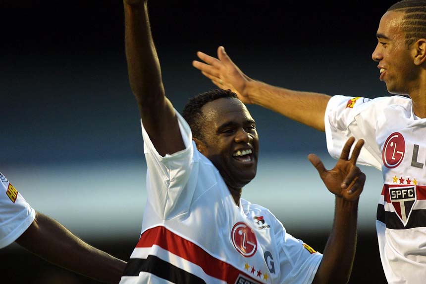 2003 - São Paulo 3 x 0 Corinthians - Pelo Brasileirão, no Morumbi, o São Paulo passeou em cima do rival e venceu com gols de Diego Tardelli, Carlos Alberto e Fábio Simplício, de calcanhar. Foi a segunda vitória do tabu que duraria até 2007.