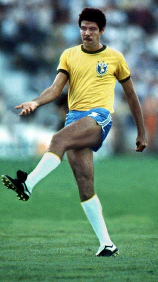 Toninho Cerezo - Na Copa do Mundo de 1982, o Brasil era favorito contra a Itália, mas acabou perdendo por 3 a 2 e sendo eliminado do Mundial. Toninho Cerezo, meio-campista do Brasil, erra o passe que originou o segundo gol italiano, que desestabilizou a equipe.