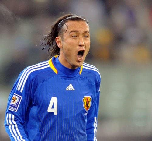 Tulio Tanaka, descendente de japoneses, mudou-se para o país nipônico com apenas 15 anos e atuou pelos clubes de lá. Com a cidadania do Japão, disputou a Copa de 2010.