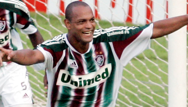 Tuta, que atuou por Fluminense, Flamengo, Grêmio e Palmeiras, foi preso em 2012 por dever cerca de R$ 85 mil à mulher por conta de pensão alimentícia atrasada dos filhos. 