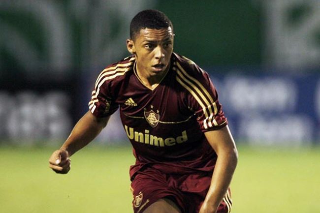 Já em 2012, Wallace foi para o Chelsea, da Inglaterra, com um lucro de R$ 14,3 milhões ao Fluminense.