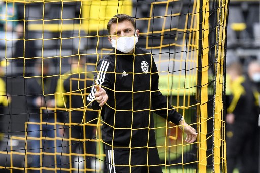 Para checar as redes antes da partida, o árbitro Deniz Aytekin, de Borussia Dortmund e Schalke 04, teve que utilizar uma máscara.