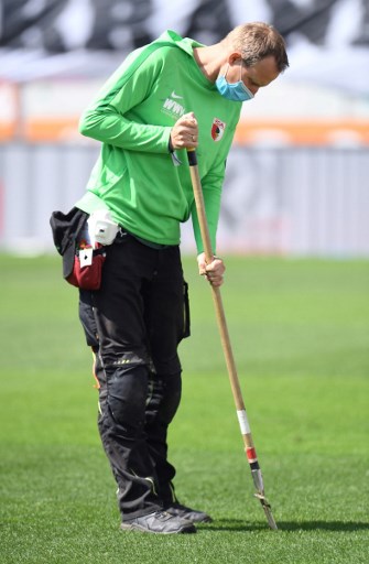 Quem cuidou do gramado antes da partida também teve que utilizar máscaras.