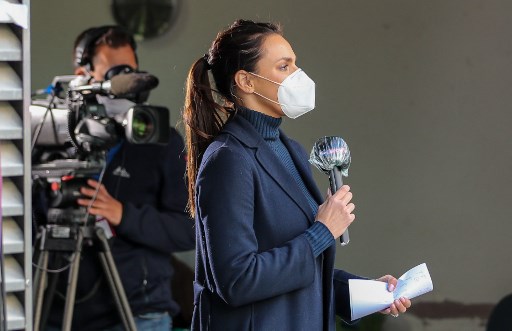 Esther Sedlaczek, joranlista da 'Sky' utilizando máscaras e com o microfone higienizado.