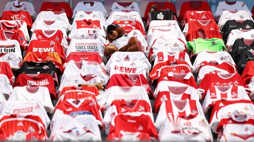 No jogo contra o Colônia, o Mainz colocou camisas para fazer alusão e homenagem aos seus torcedores.