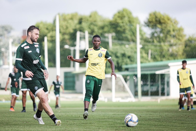 Coritiba - A diretoria do Coxa anunciou a demissão, redução salarial e suspensão de contratos de funcionários. Além disso, divulgou uma redução salarial de 25% de jogadores e comissão técnica, assim como a suspensão dos quadros das categorias de base e de demissões no setor administrativo.