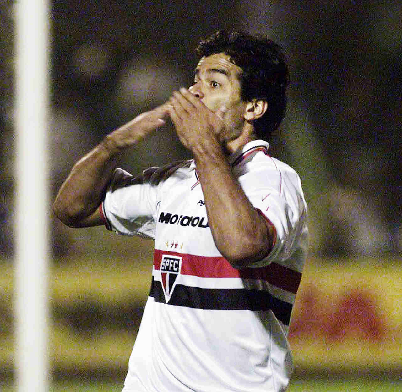 O último gol da carreira do ídolo foi em um clássico de mata-mata no estádio do rival. E de letra! Saiu na vitória por 3 a 2 sobre o Palmeiras nas quartas de final da Copa do Brasil de 2000, no Palestra Itália.