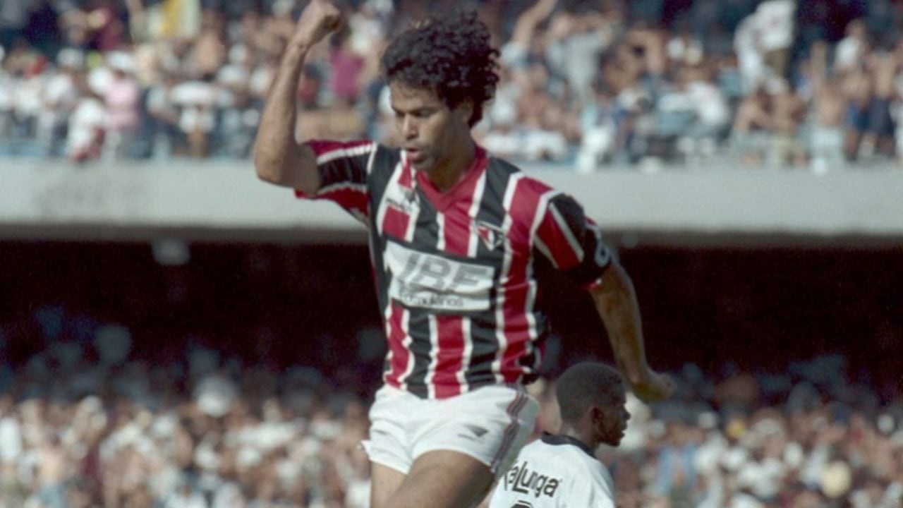 A partida de ida da final estadual de 1991 foi uma amostra do enorme poder de decisão do craque: ele marcou os três gols da vitória por 3 a 0 sobre o Corinthians. O Tricolor sagrou-se campeão após um empate sem gols na volta. Histórico!