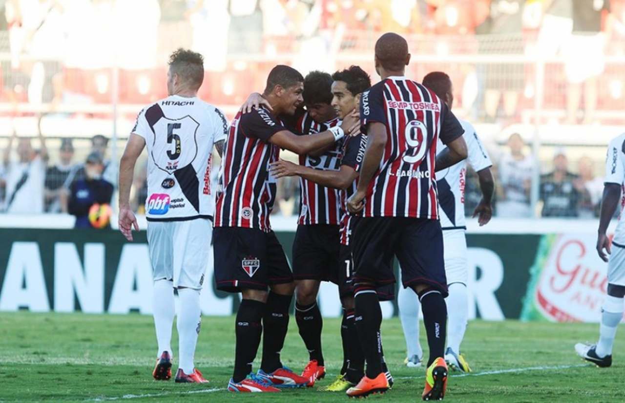 Em 2013, a camisa feita pela Penalty também tinha listras na frente e atrás, com as mangas predominantemente pretas.