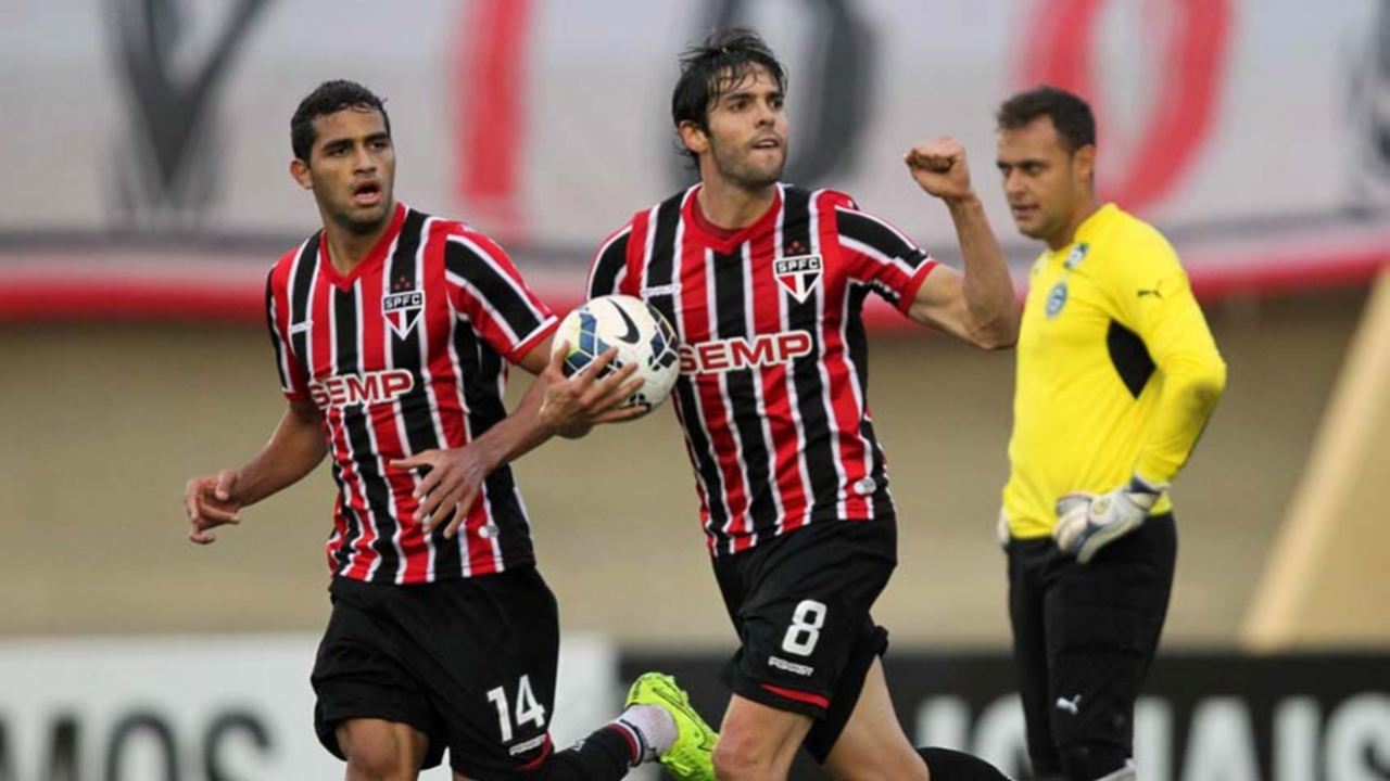 Em 2014, ano do retorno de Kaká ao Morumbi, a Penalty apostou em uma camisa bem simples e que agradou a torcida: toda listrada.