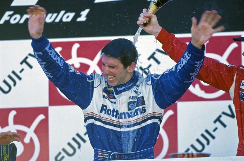 Damon Hill - O ex-automobilista britânico é filho do falecido bicampeão mundial de Fórmula 1 Graham Hill (1962 e 1968). Em 1996, venceu o título da Fórmula 1 após uma disputa de herdeiros com Jacques Villeneuve, e tornou-se o primeiro filho de campeão a vencer um campeonato da modalidade.