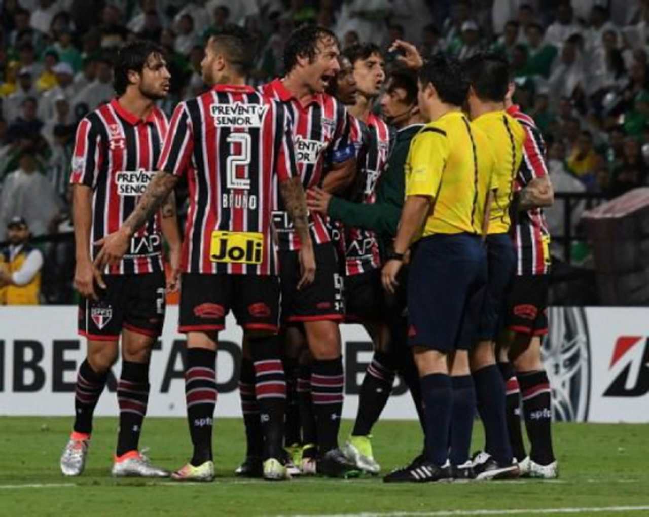 A camisa 2 de 2016, utilizada na semifinal da Libertadores, era listrada na frente e nas costas (sem o box para o número tão criticado pela torcida) e tinha a gola polo.