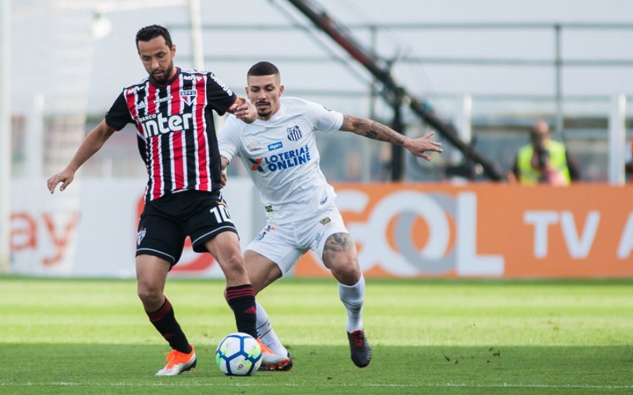 O modelo de 2019, o primeiro da Adidas neste retorno ao São Paulo, tinha mais detalhes em preto do que em vermelho.