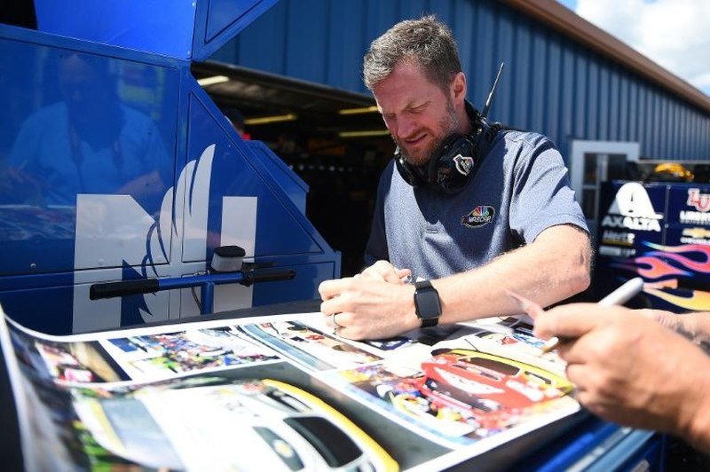 Dale Earnhardt Jr - Automobilista estadunidense, seguiu a carreira do pai, o lendário  Dale Earnhardt, piloto sete vezes campeão da NASCAR Cup Series. 